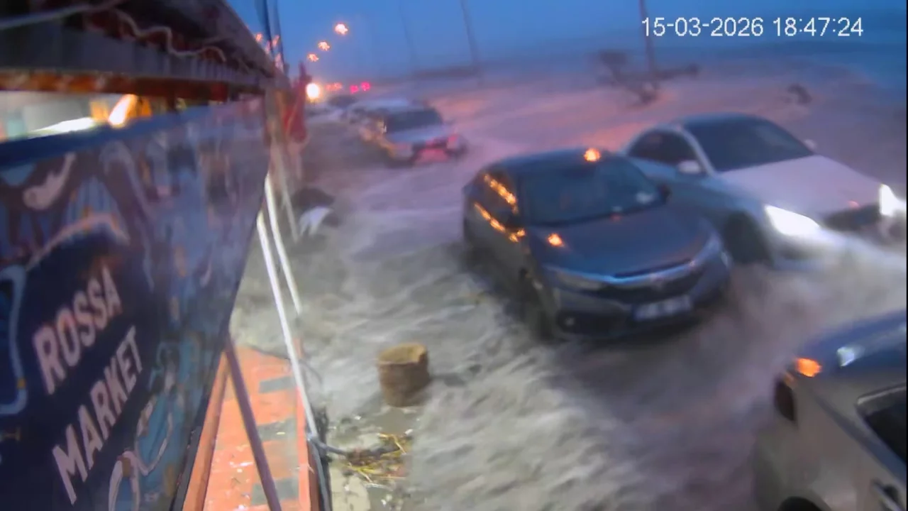 Hatay'da kuvvetli fırtınayla deniz taştı, iş yerleri zarar gördü