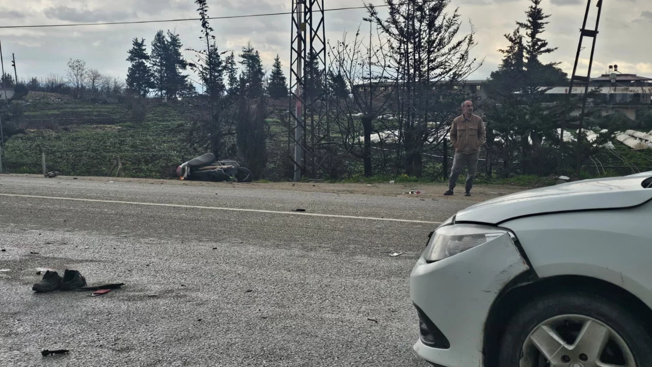 Otomobille &ccedil;arpışan motosikletin s&uuml;r&uuml;c&uuml;s&uuml; hayatını kaybetti