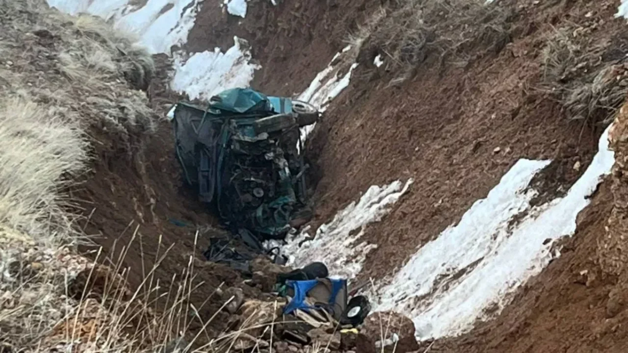 Niğde'de feci kaza! Otomobilin şarampole yuvarlandı: &Ouml;l&uuml; ve yaralılar var