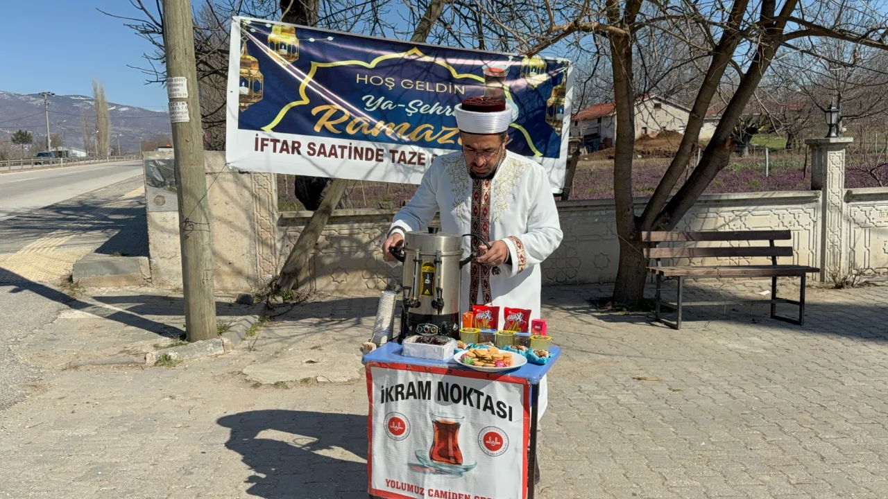 Tokat'ta iftara yetişme telaşı kazaya d&ouml;n&uuml;şmesin diye 'ikram noktası' kuruldu