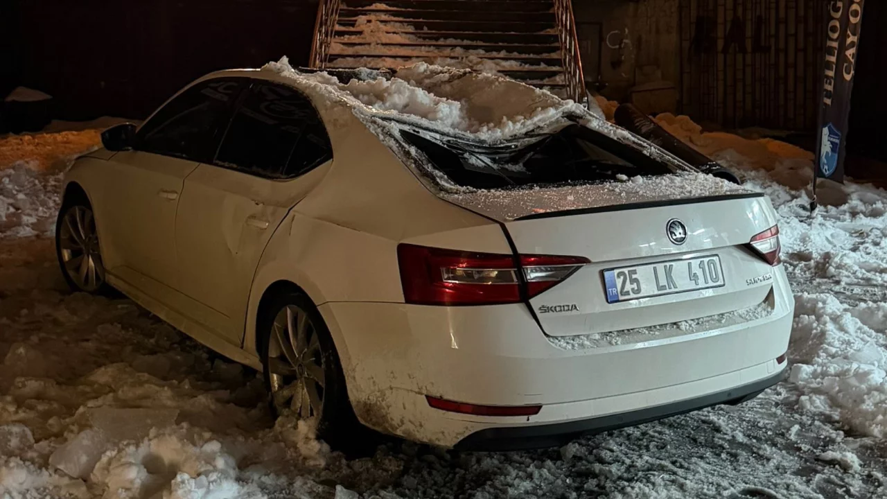 &Ccedil;atıdan d&uuml;şen kar k&uuml;tlesi otomobili kullanılamaz hale getirdi