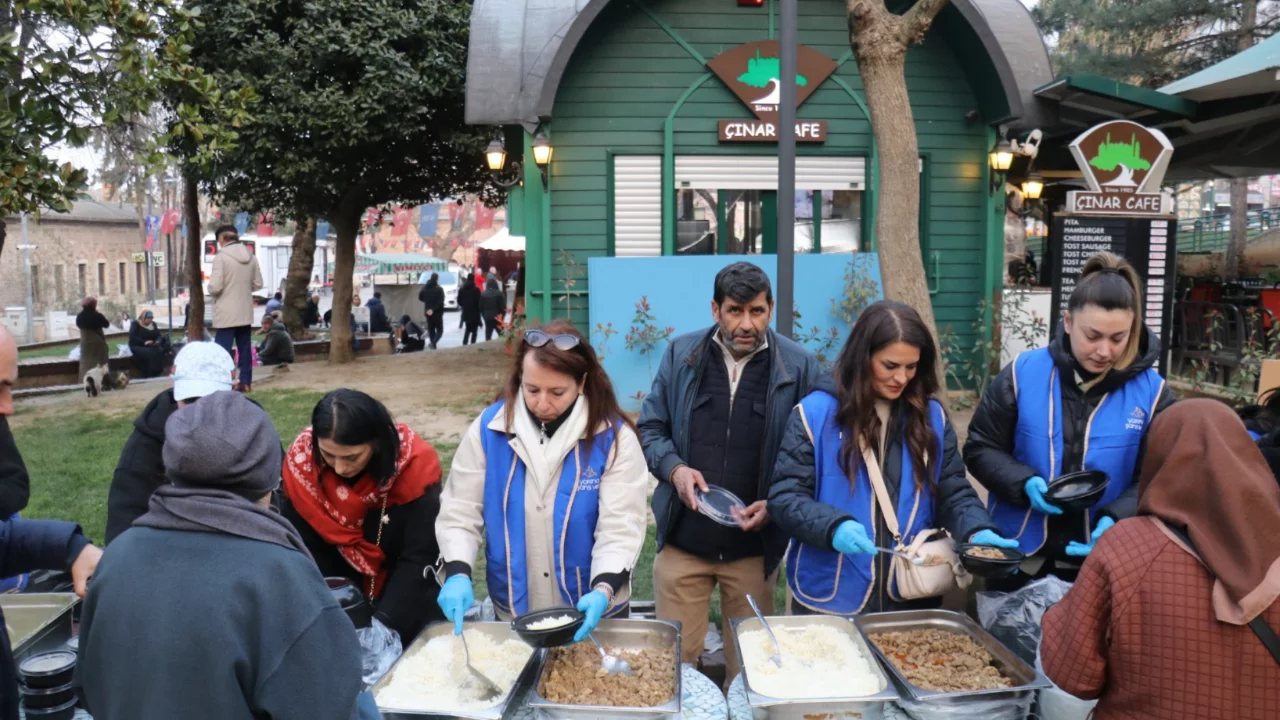 Yasav'dan Ulucami bahçesinde Ramazan iftarı