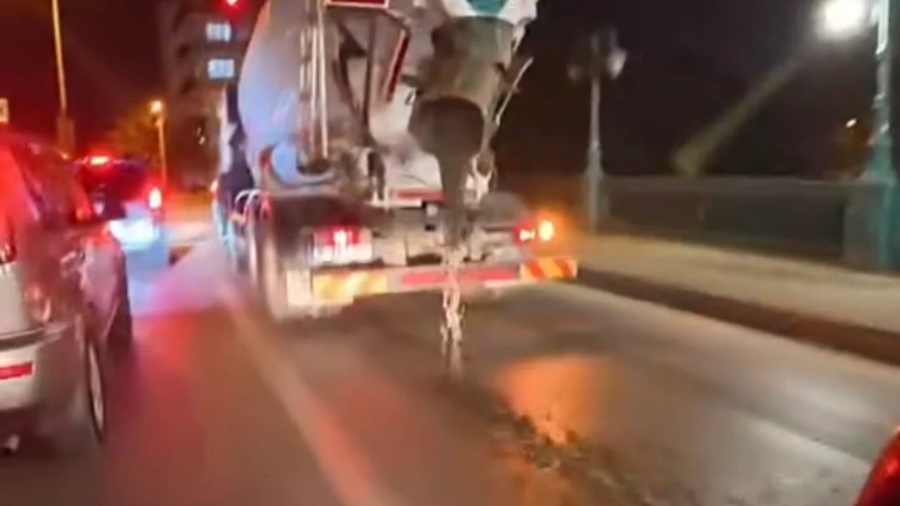 Yola beton d&ouml;kerek seyreden mikser kameraya takıldı