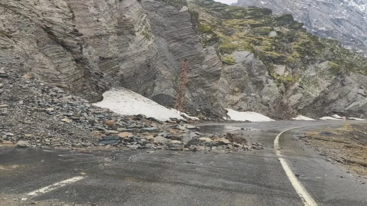 Heyelan nedeniyle trafik akışı durdu