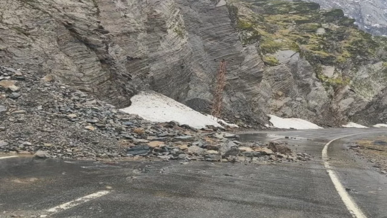 Şırnak-Beyt&uuml;şşebap yolundaki heyelan nedeniyle trafik akışı durdu
