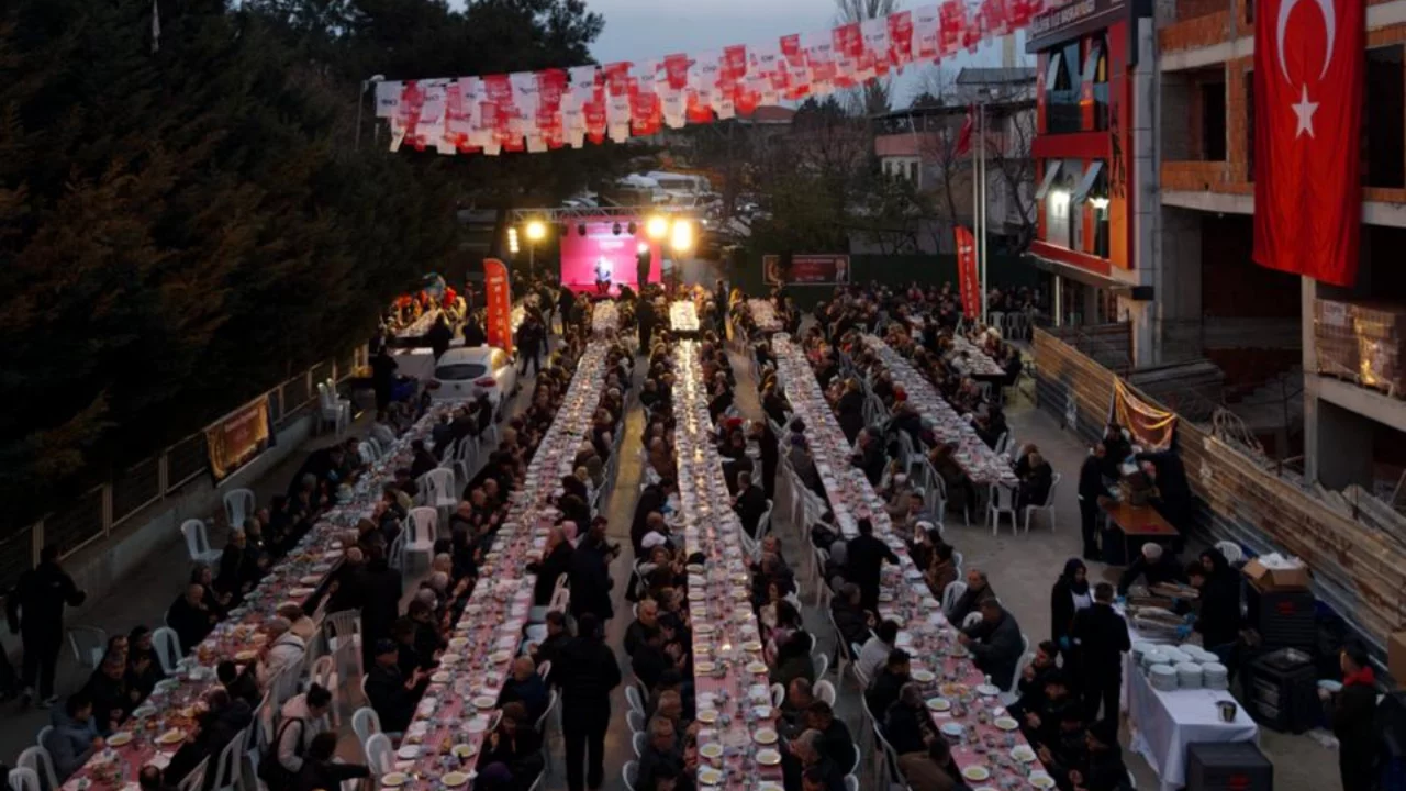 Bursa'da 2500 kişi sokak iftarında buluştu