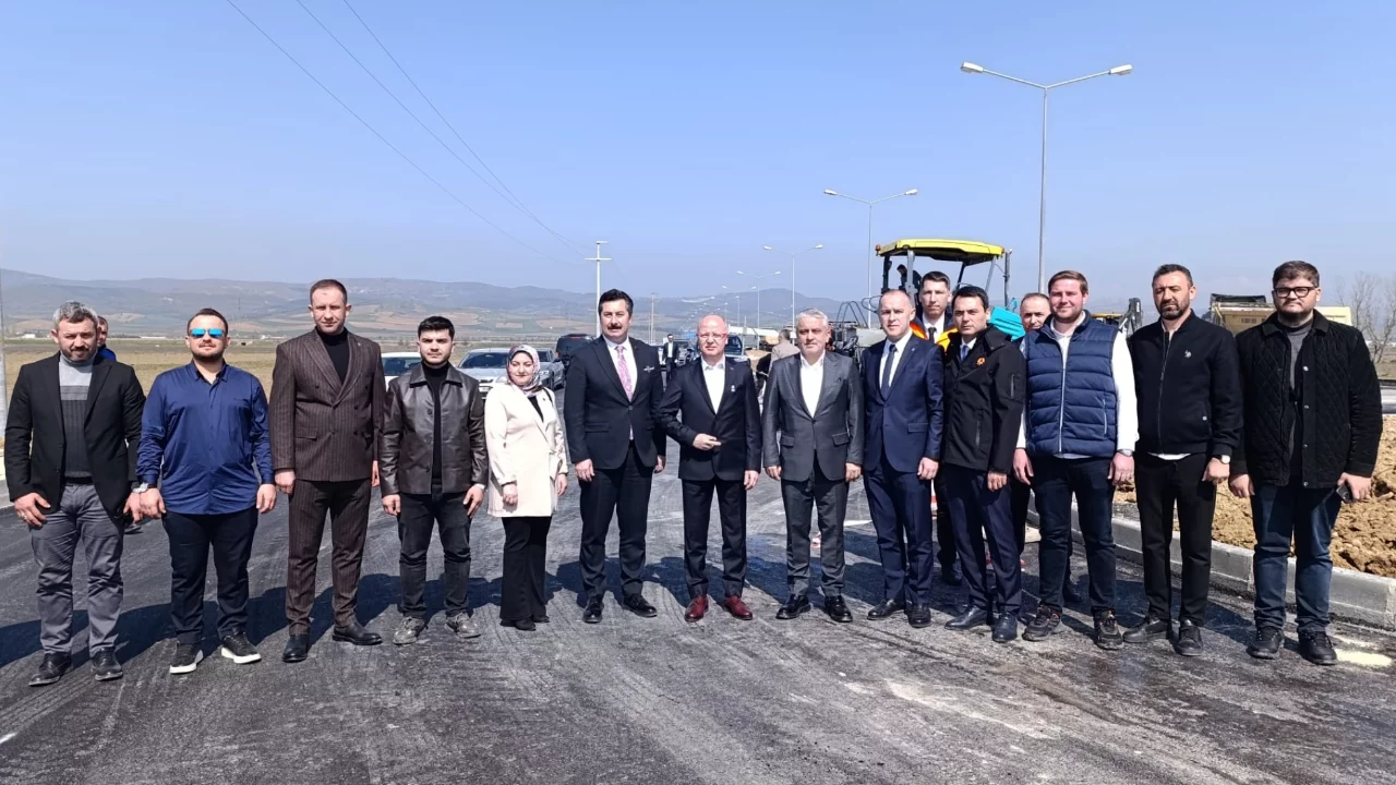 AK Parti Bursa heyeti Yenişehir'de yol çalışmalarını in...