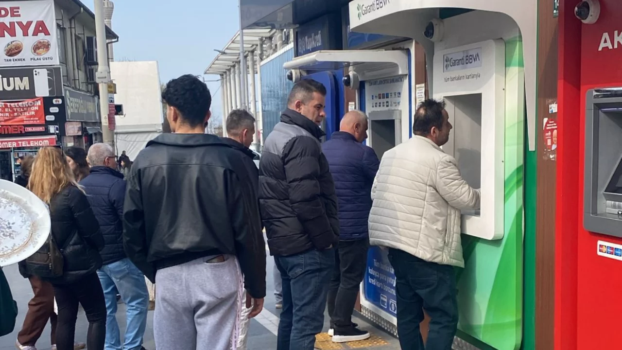 Bursa'da ATM'lerde yoğunluk! Bazı noktalarda para kalmadı...