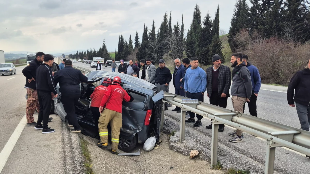 Bursa'da feci kaza! Araç refüje devrildi, yaralılar var...