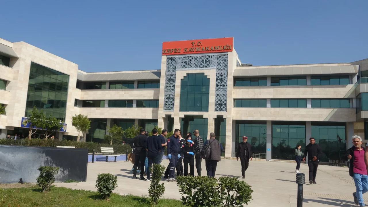 Kaymakamlık binasında ateş açarak kendini odaya kilitle...