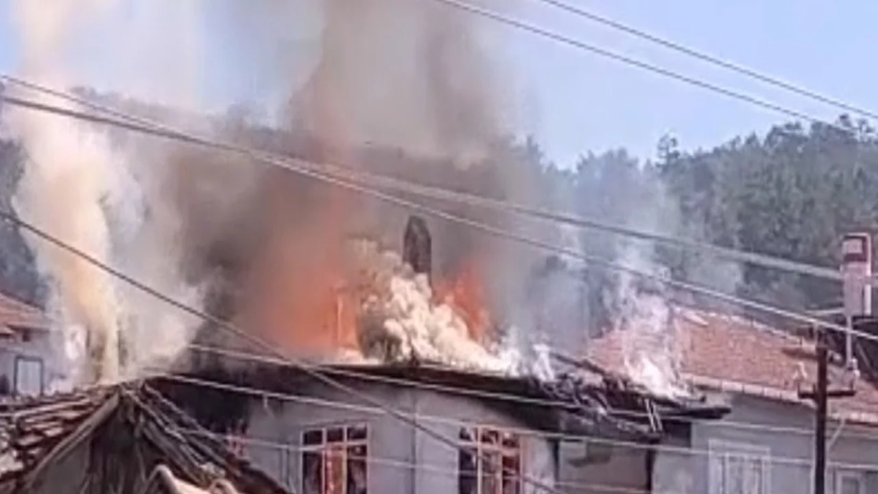 Kütahya Domaniç'te 2 katlı ev alevlere teslim oldu