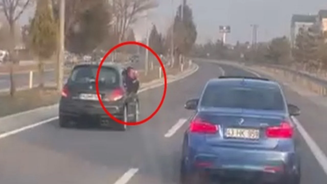 Yolda araçlarıyla yan yana ilerleyip video çeken 2 sürü...