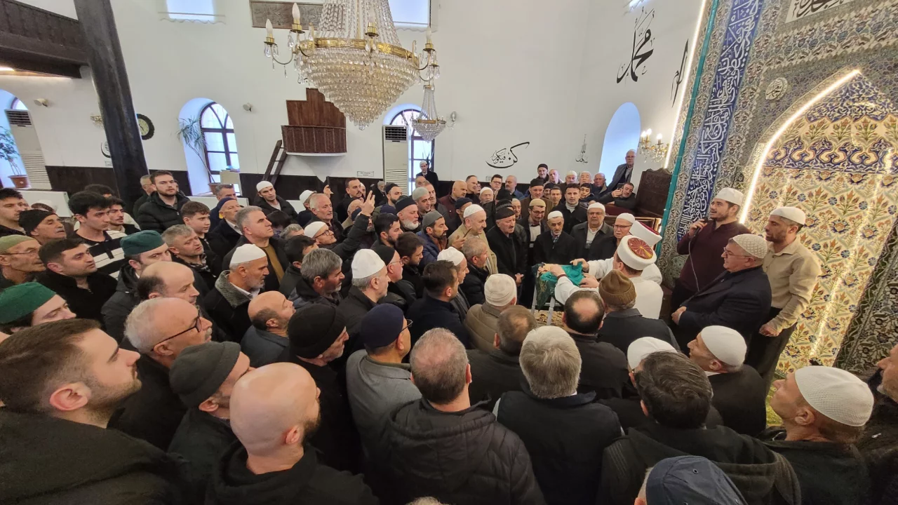 Ziyarete a&ccedil;ılan Sakal-ı Şerif'i g&ouml;rmek isteyen vatandaşlar camiye akın etti