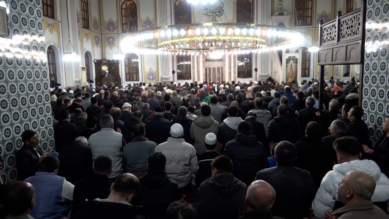 Bolu'da Kadir Gecesi'nde camiler doldu taştı