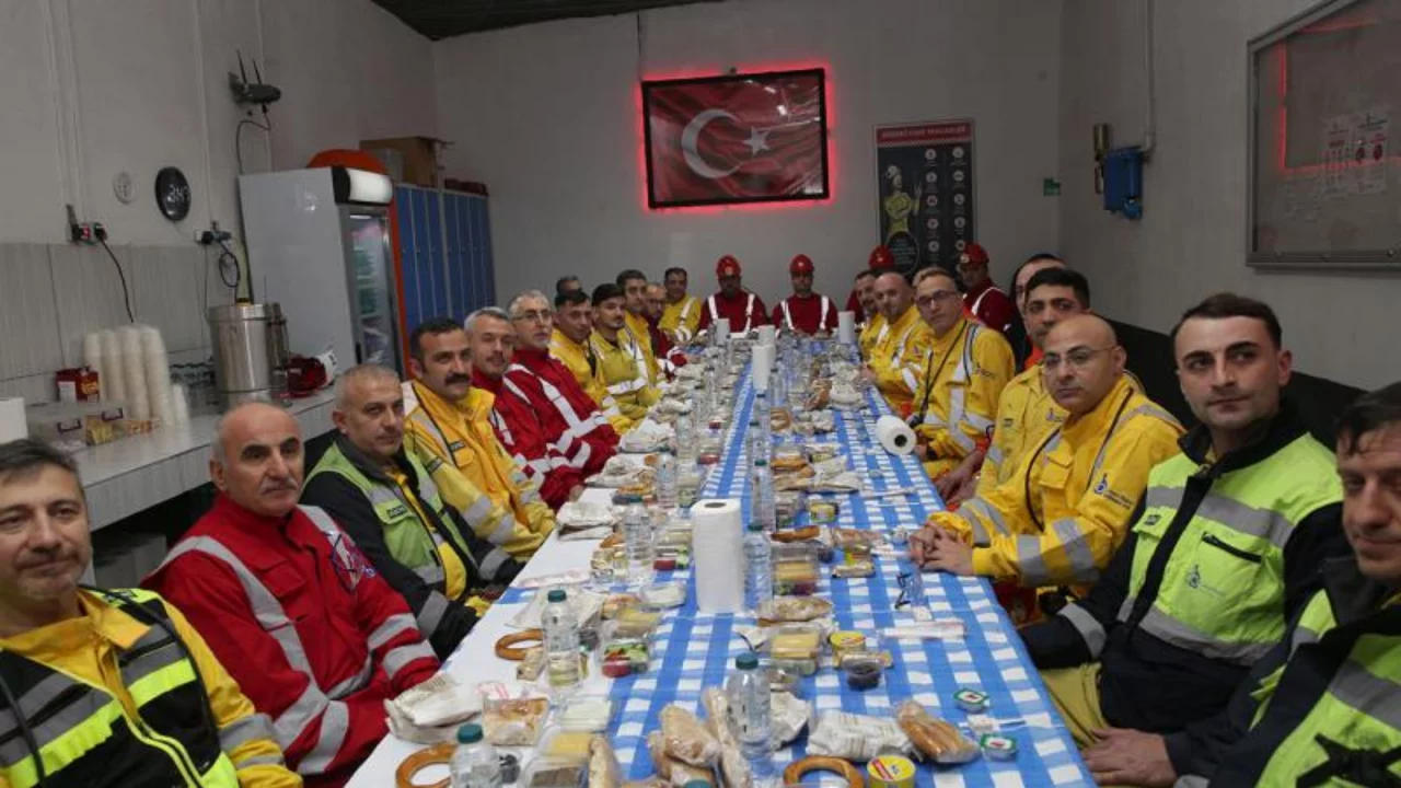 Bakan Işıkhan, bakır madeninde iş&ccedil;ilerle sahur yaptı