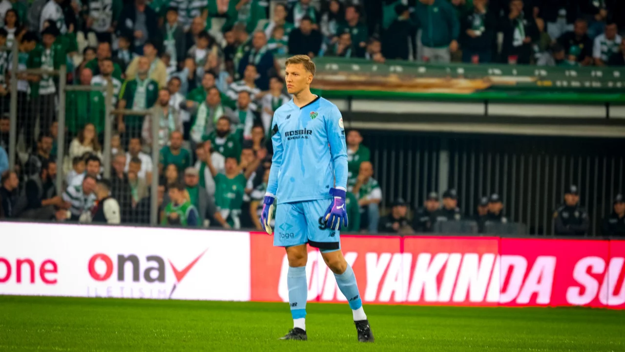 Bursaspor'un genç file bekçisi milli takım aday kadrosunda!