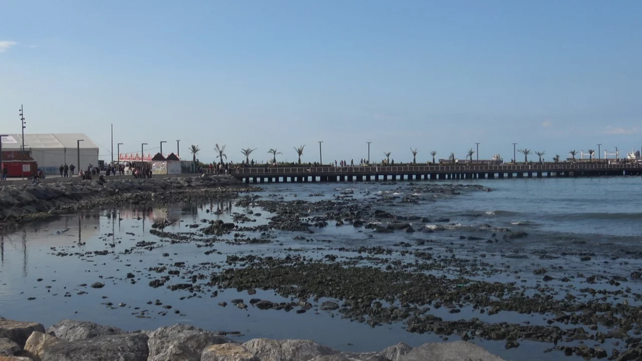 Kuvvetli fırtına sonrası deniz suyu &ccedil;ekildi