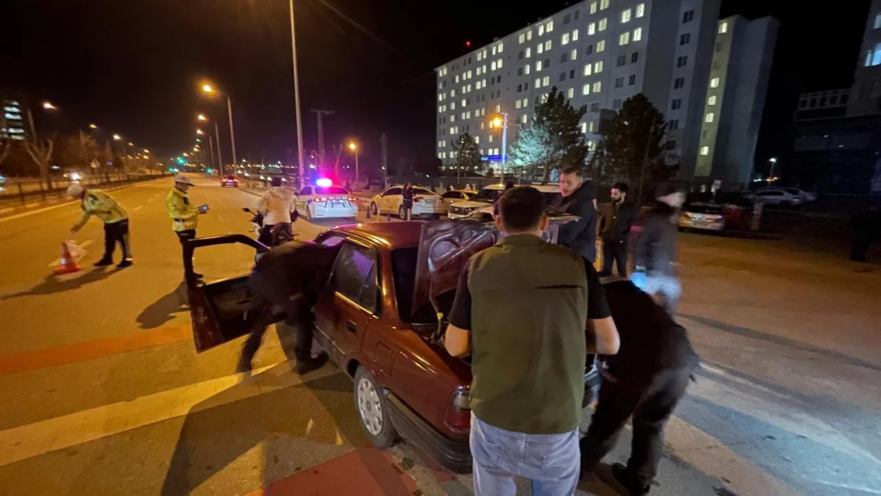 43 s&uuml;r&uuml;c&uuml;n&uuml;n ehliyetine el koyulurken, 99 ara&ccedil; trafikten men edildi