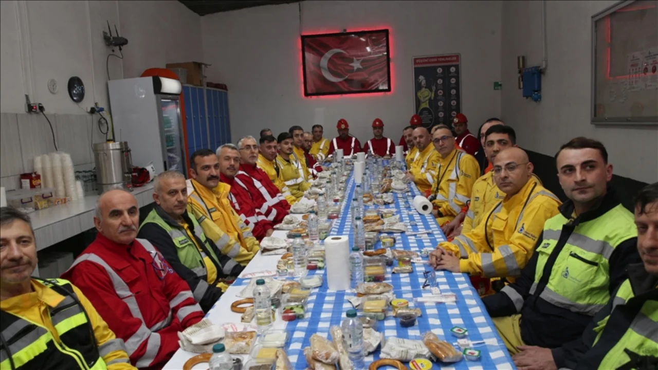&Ccedil;alışma ve Sosyal G&uuml;venlik Bakanı Işıkhan, bakır madeninde iş&ccedil;ilerle sahur yaptı