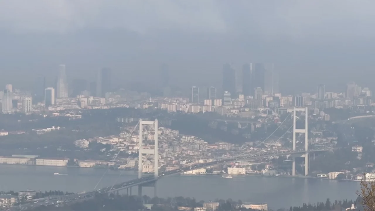 İstanbul Boğazı'nda gemi trafiği &ccedil;ift y&ouml;nl&uuml; kapatıldı, bazı vapur seferleri iptal edildi