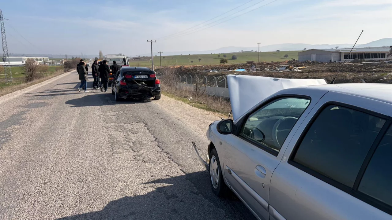 Yol &uuml;zerindeki kalas par&ccedil;ası kazaya sebep oldu, 2 yaralı