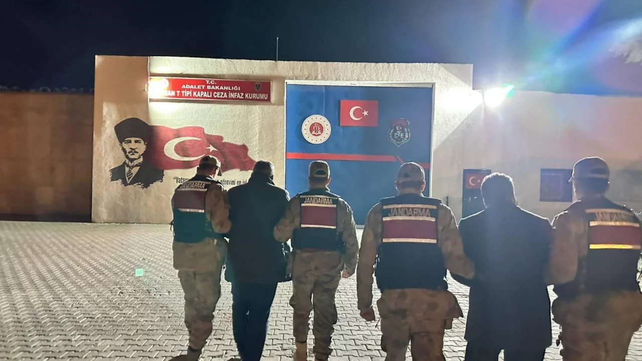 Geniş &ccedil;aplı operasyon: 42 firari yakalandı