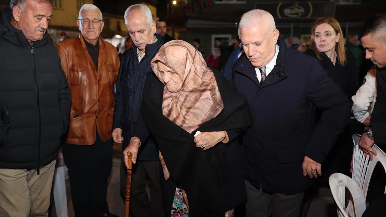 Başkan Bozbey doğup büyüdüğü mahallede iftar yaptı: 'Her sokağında ayak izimiz var'