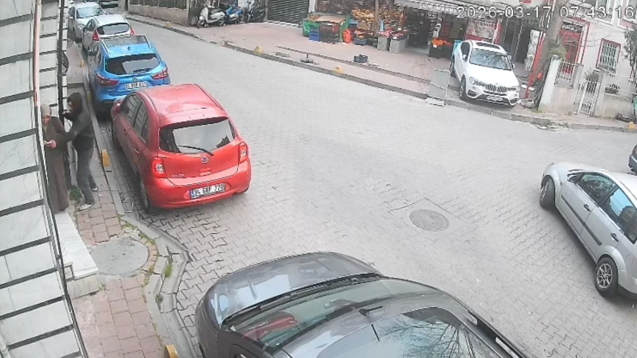 Fatih'te kapka&ccedil;&ccedil;ı, kadının elindeki telefonu &ccedil;aldı
