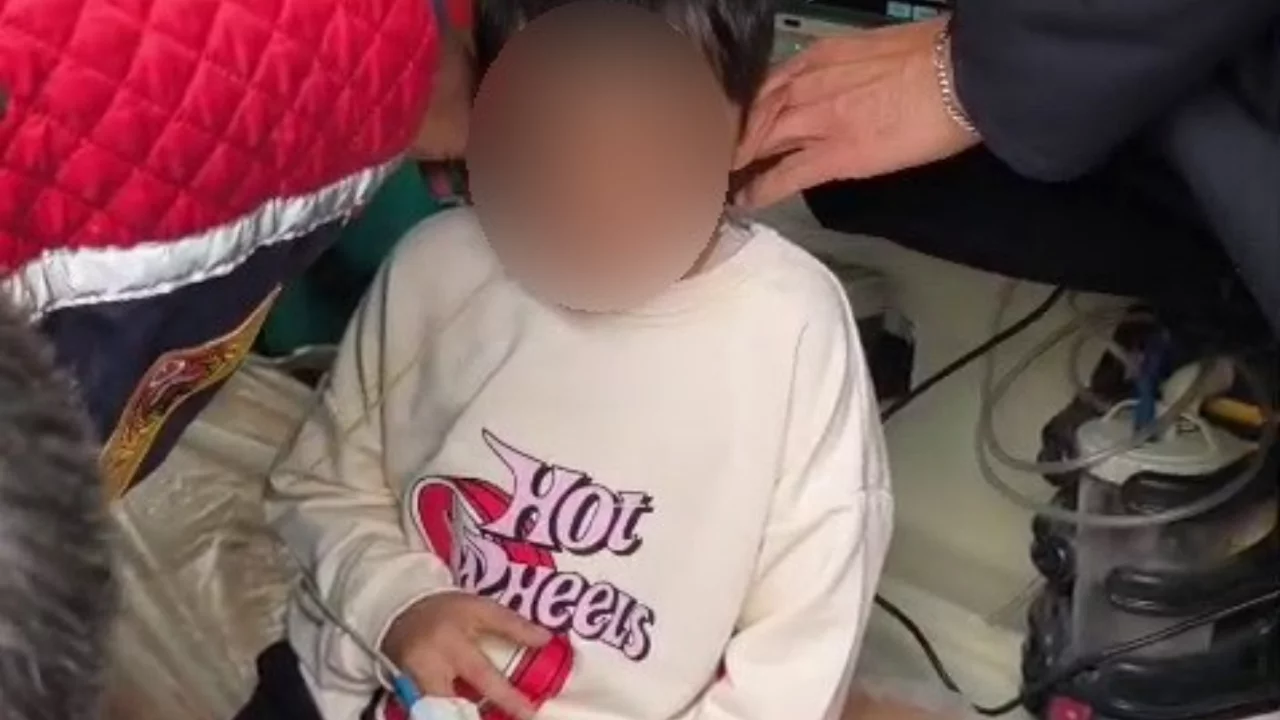 Boynuna plastik kelep&ccedil;e ge&ccedil;iren &ccedil;ocuk kurtarıldı