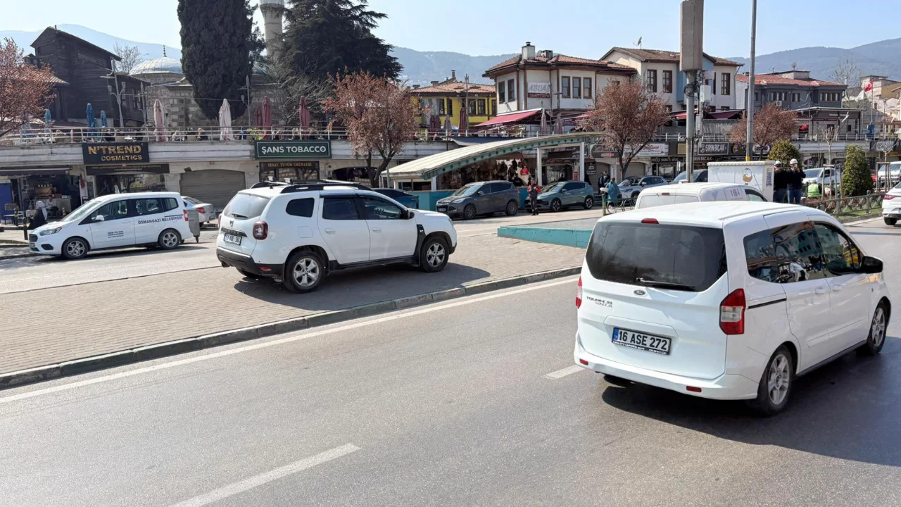 Bursa'da kural tanımayan sürücü, aracını kaldırıma bırakıp gitti!
