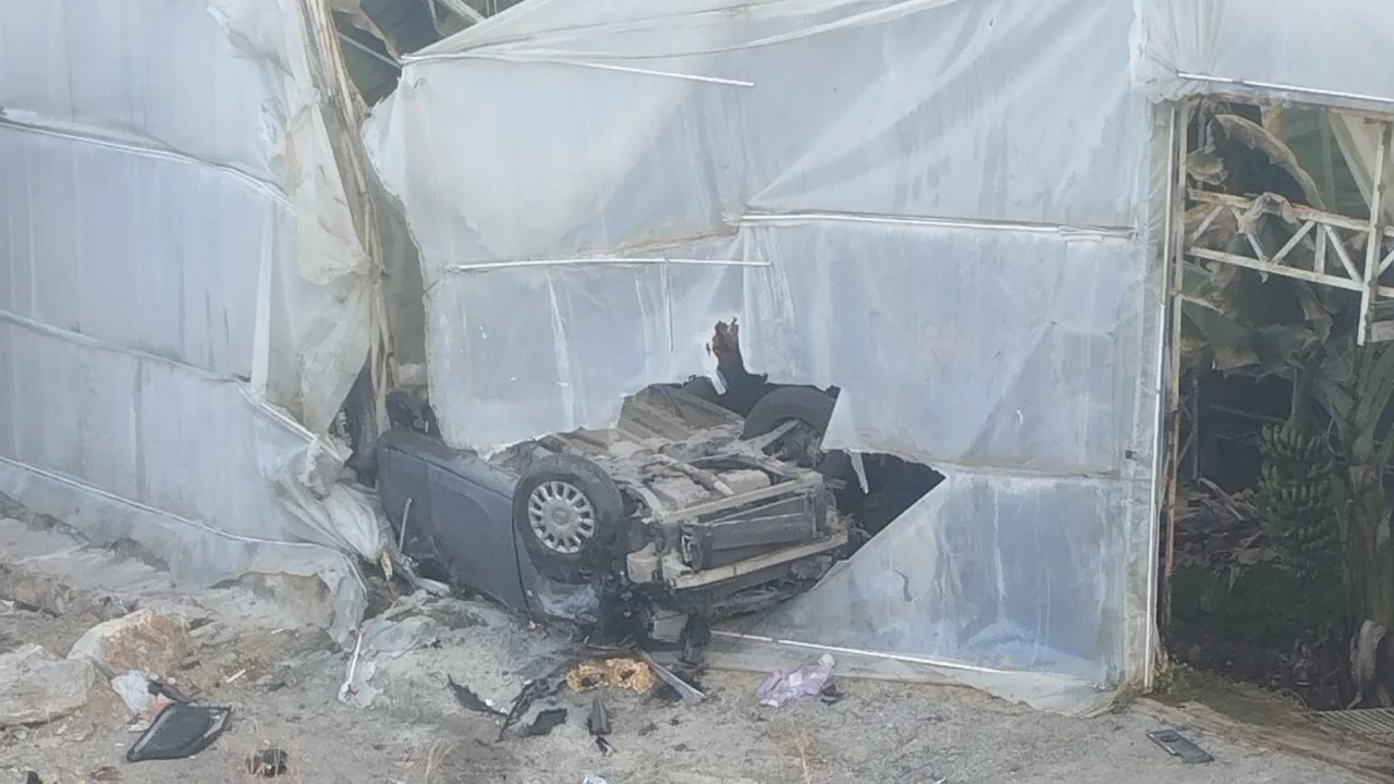 Otomobil muz serasına devrildi: 1 &ouml;l&uuml;, 1 yaralı