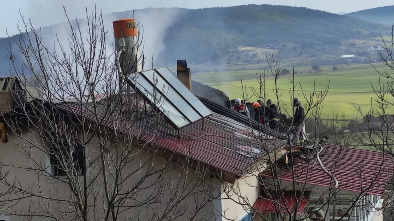 Evde &ccedil;ıkan yangında &ouml;ld&uuml;, eşi yaralandı