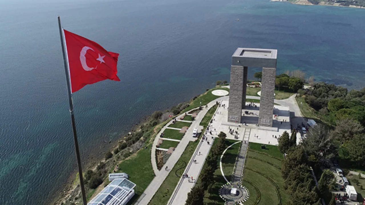 18 Mart &Ccedil;anakkale Zaferi ve Şehitleri Anma G&uuml;n&uuml; yarım g&uuml;n m&uuml;? 18 Mart 2026 resmi tatil mi?