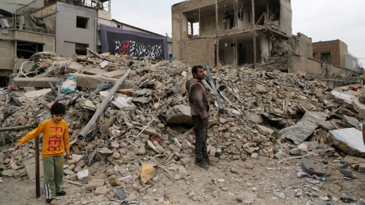 Tahran'ın en eski yerleşim yerlerinden Cevadiye Mahallesi, saldırılarda büyük hasar aldı