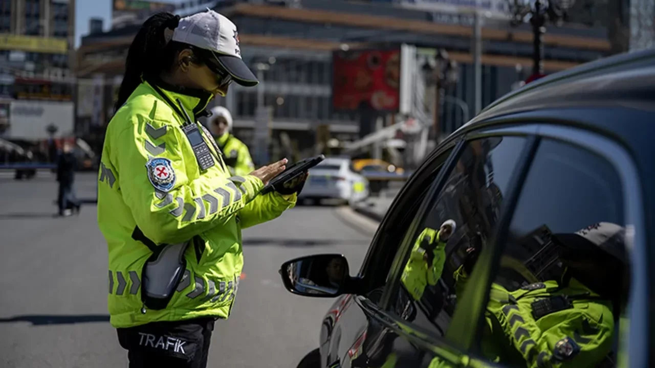 Sunroof'tan dışarı çıktı, dronu görünce içeri kaçtı: Ceza kaçınılmaz oldu! 