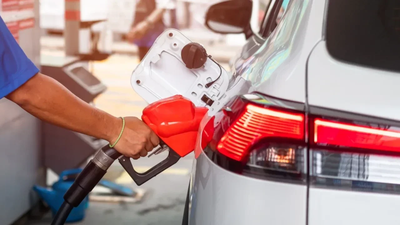Akaryakıt alırken yaptığınız 5 büyük hata: Cüzdanınızı boşaltıyor, paranızı çöpe atmayın 