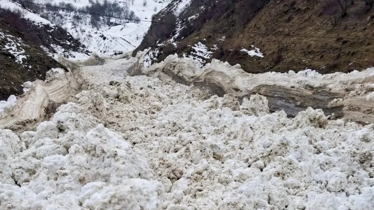 Van Çatak'ta çığ düştü: Ulaşım durdu! 