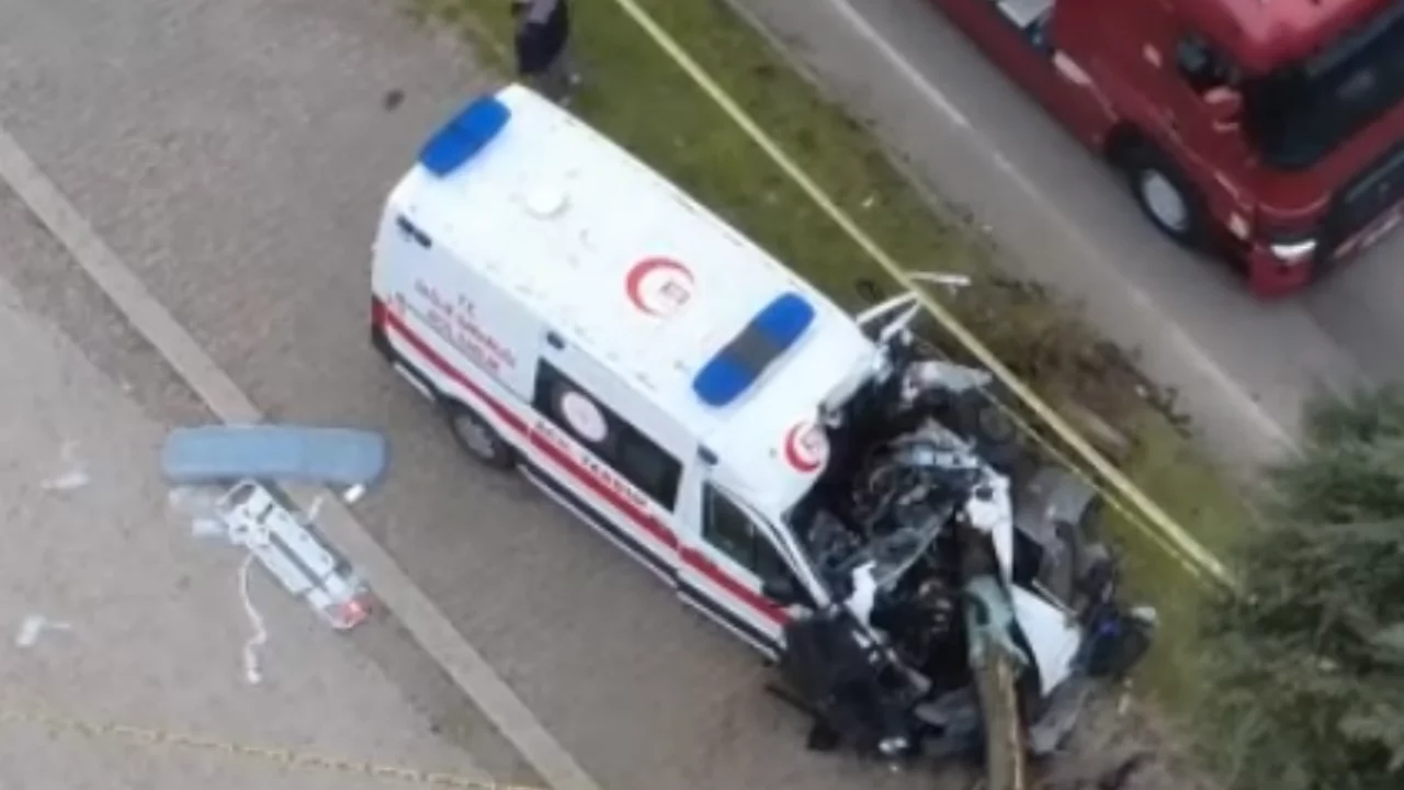 Vakaya giden ambulans kaza yaptı: 1 ölü, 3 yaralı