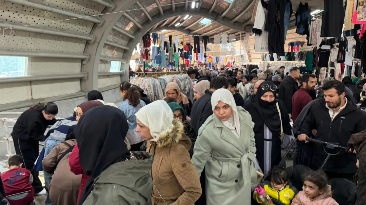 Bursa'da bayram öncesi pazarlarda yoğunluk! Kalabalık var, alışveriş sınırlı...