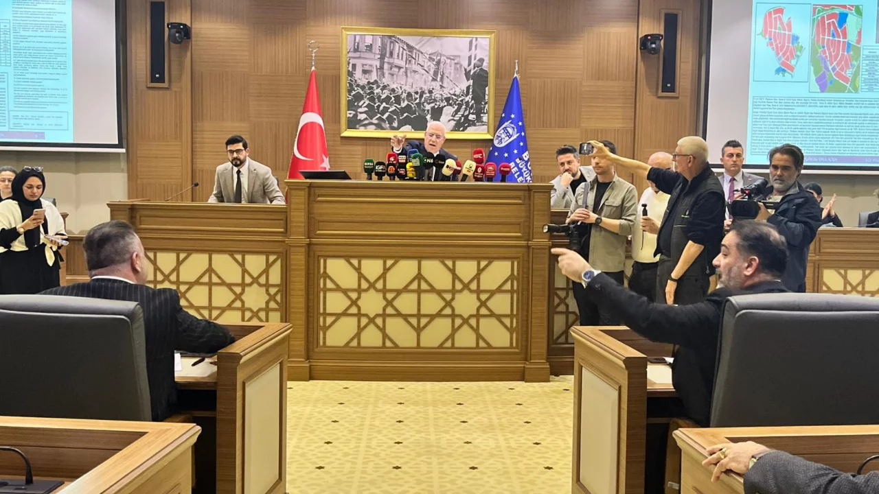 Bursa Büyükşehir Meclisi'nde "sen kimsin" krizi!