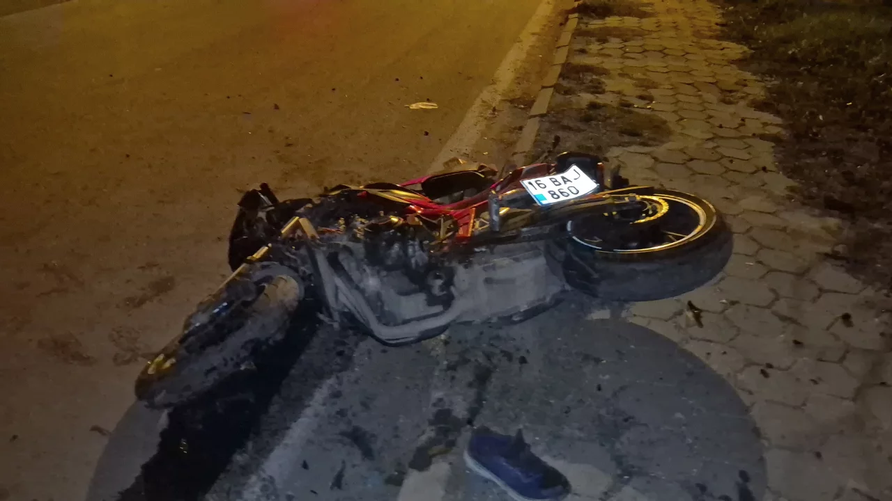 Aydınlatma direğine &ccedil;arpan motosiklet s&uuml;r&uuml;c&uuml;s&uuml; hayatını kaybetti