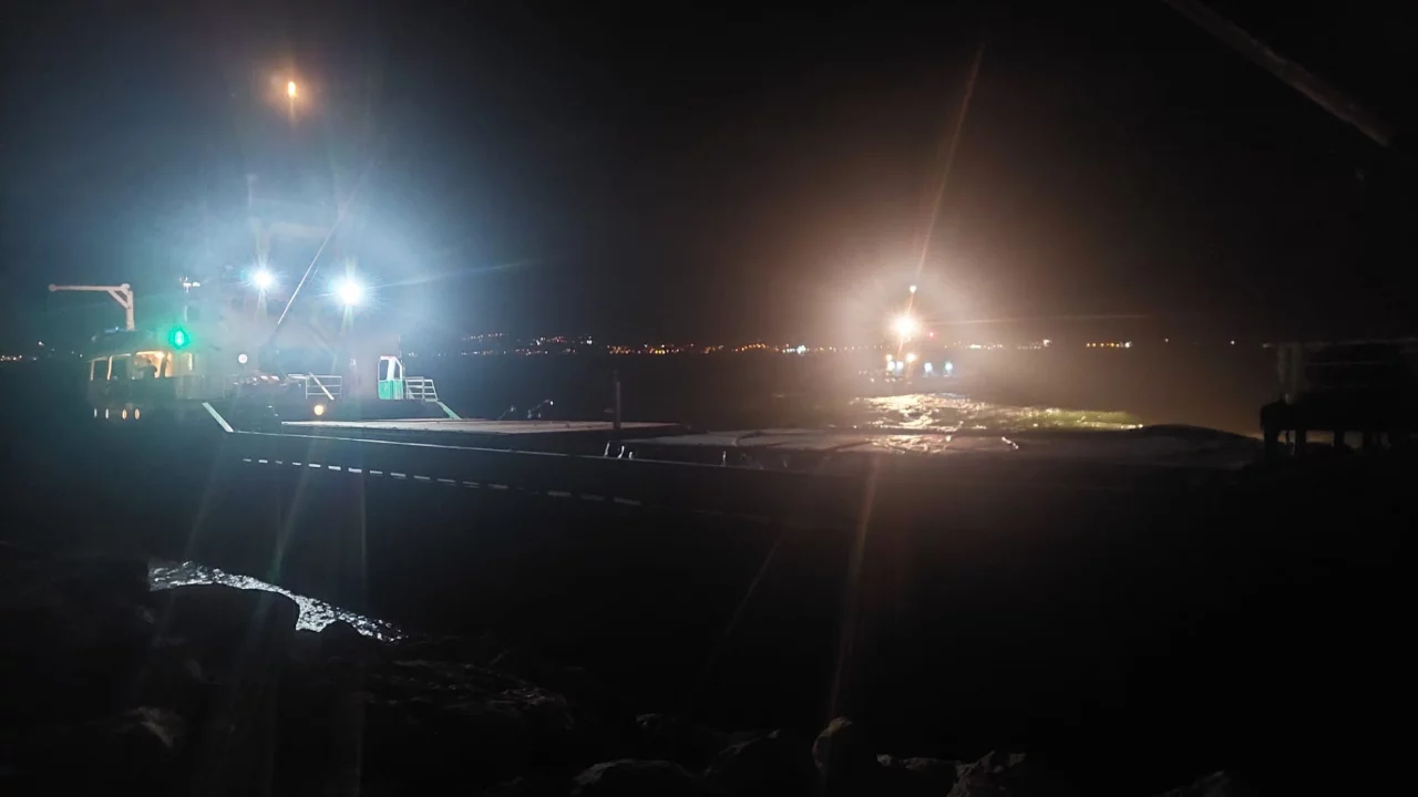 Balıkesir'de kuru y&uuml;k gemisi karaya oturdu
