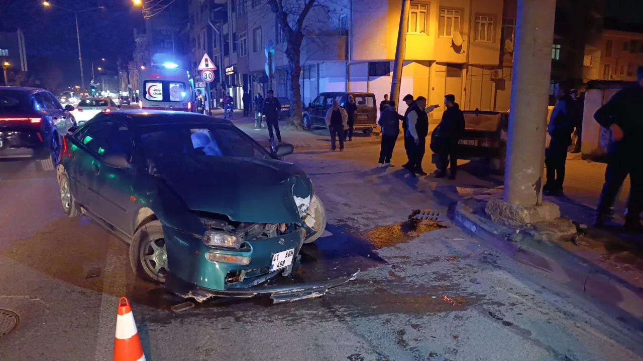 Bursa'da yoldan çıkan araç elektrik direğine çarptı! Yaralılar var...