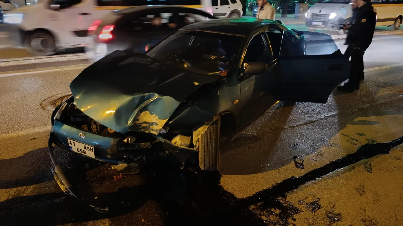 Bursa'da feci kaza! Virajda kontrolden &ccedil;ıktı, direğe girdi...