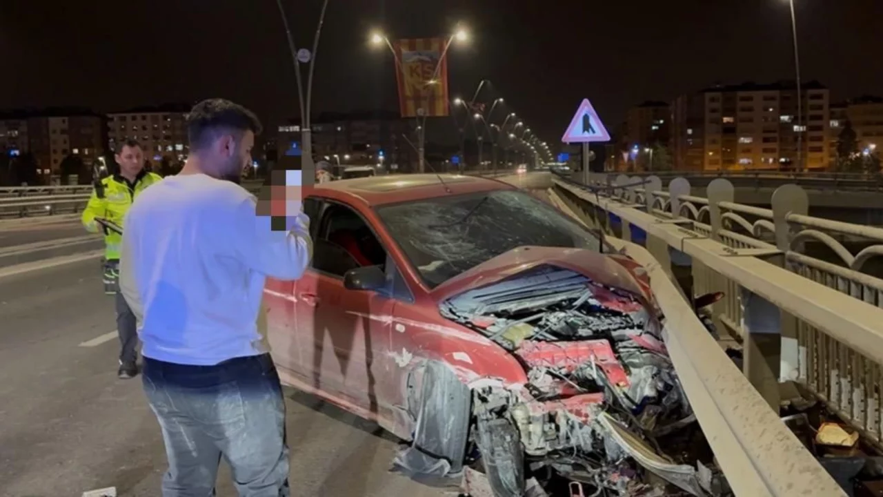Kayseri'de karşı yola ge&ccedil;en otomobil bariyerlere &ccedil;arptı