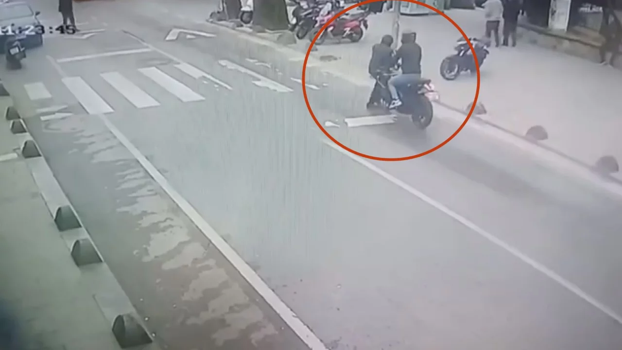 Yaya ge&ccedil;idinde motosikletin &ccedil;arptığı kişi yaralandı