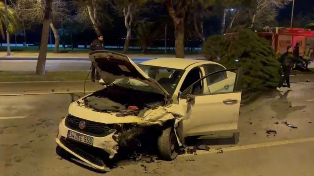 S&uuml;r&uuml;c&uuml;s&uuml;n&uuml;n makas attığı otomobil, taksiye &ccedil;arptı: 3 yaralı