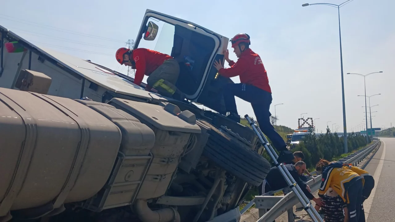 Balıkesir'de tır devrildi: 1 kişi yaralı