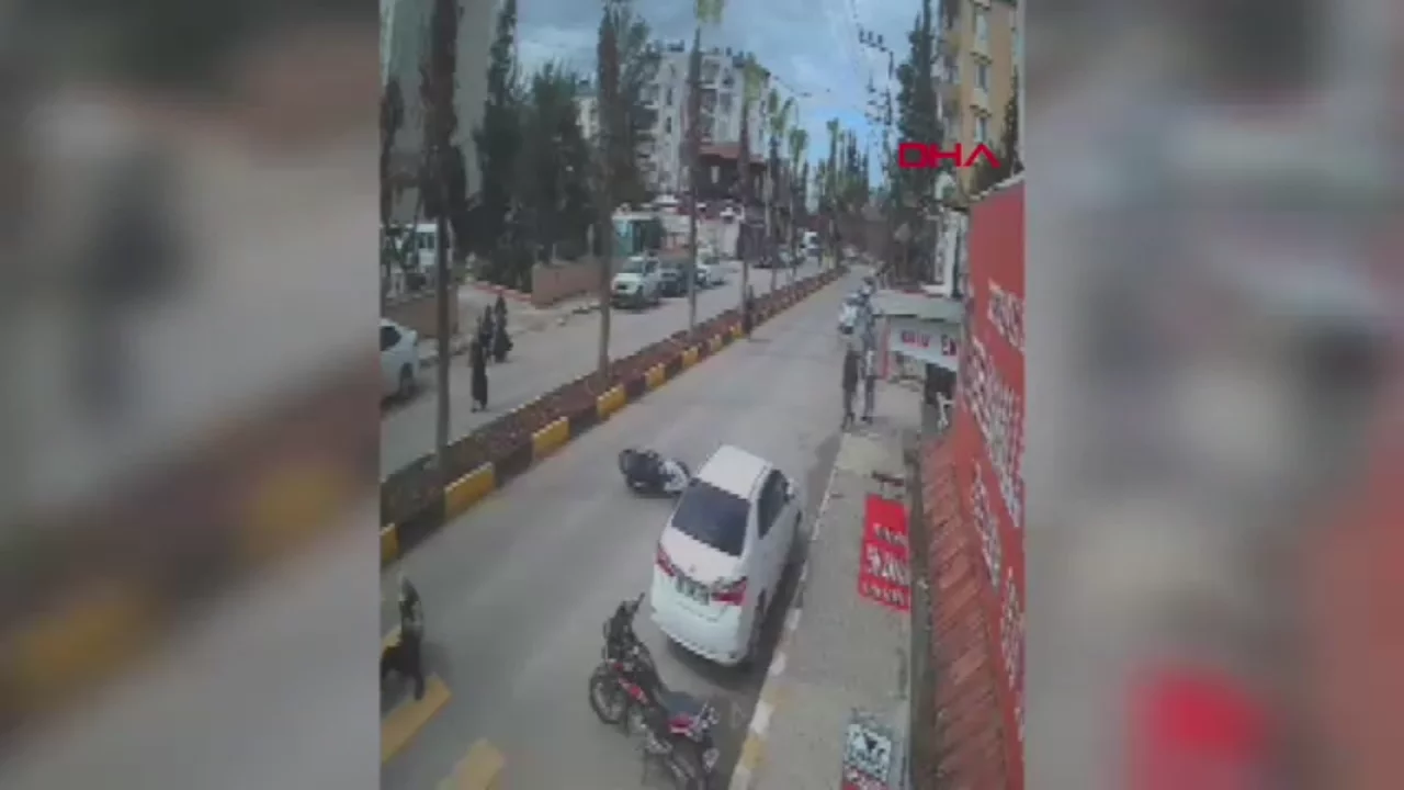 Devrilen motosikletteki 2 kişi yaralandı: Kaza kamerada