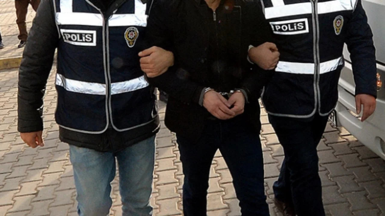 İstanbul'da g&ouml;&ccedil;men ka&ccedil;ak&ccedil;ılığı operasyonu: 4 ş&uuml;pheli yakalandı